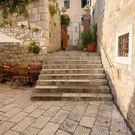 Garden In The Center * Split