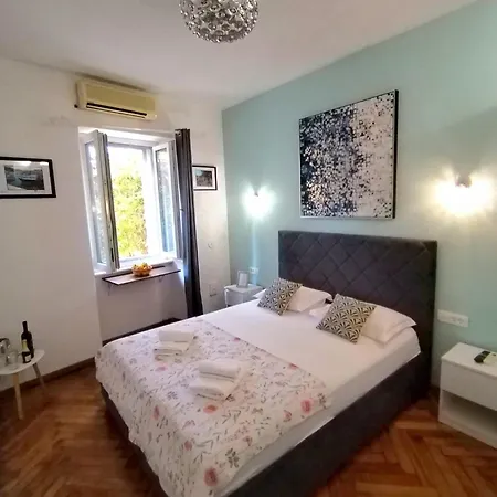 Garden In The Center Apartment