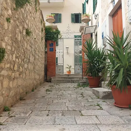 Garden In The Center Apartment