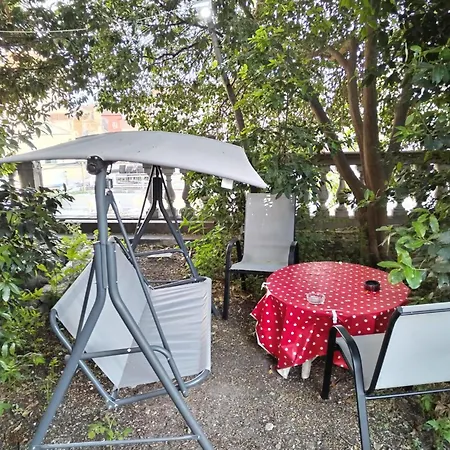 Garden In The Center Apartment Split